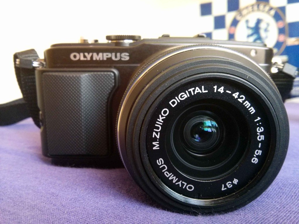 Olympus PEN E-PL5 s nasazeným 14-42mm II R (3,5-5,6)